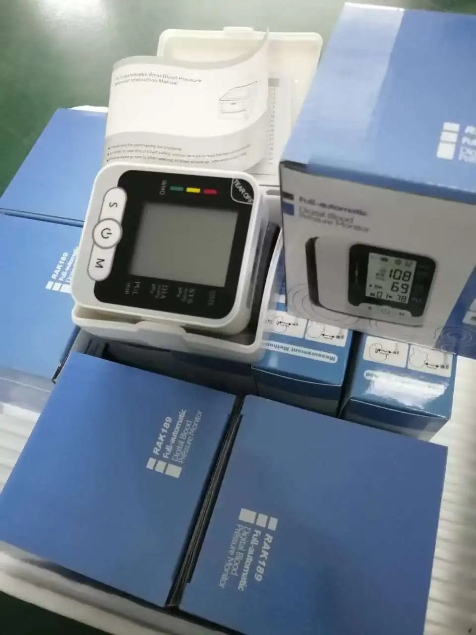 RAK189 电动腕式血压计，带心率和脉搏追踪功能，液晶显示屏，可拆卸电池，CE 认证