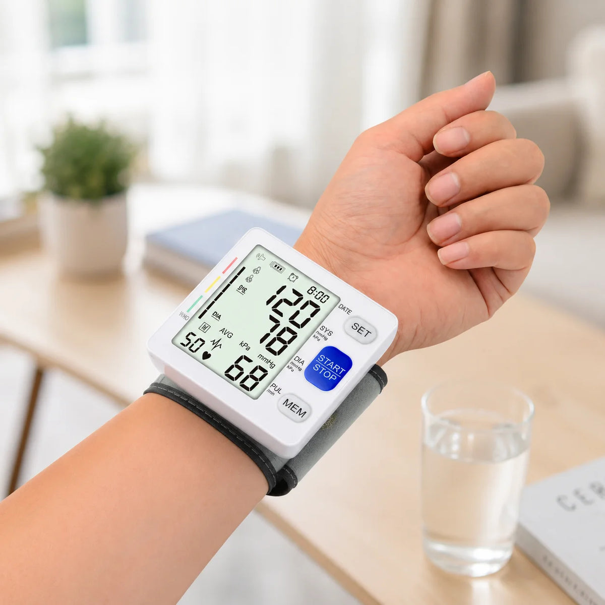 一键式电动数字自动腕式血压计 LCD 显示屏 CE 认证 3mmHg 精度 便携式 可充电